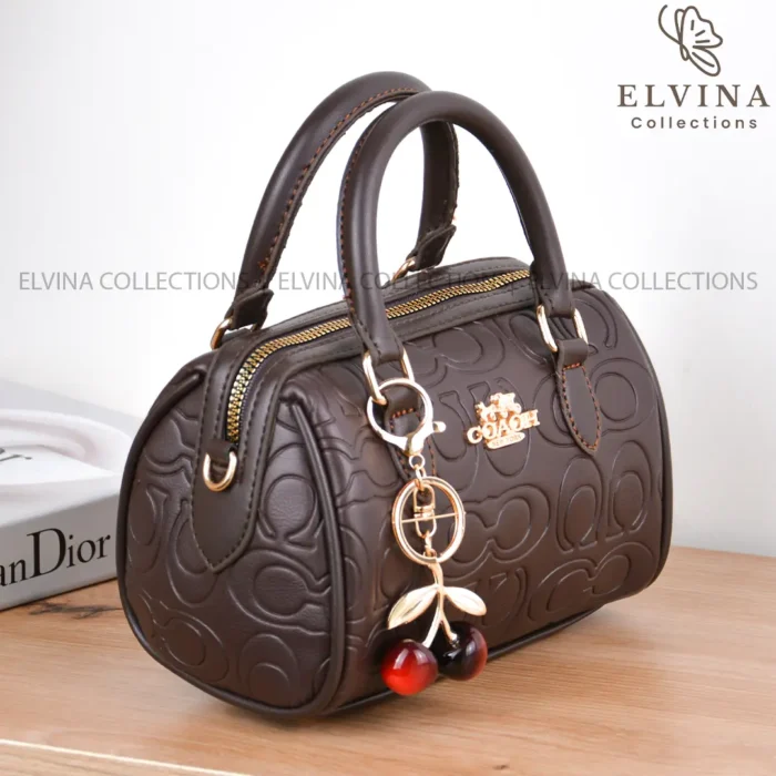 کیف دخترانه صندوقی آمیتیس طرح کوچ COACH دارای آویز گیلاس - تصویر 13