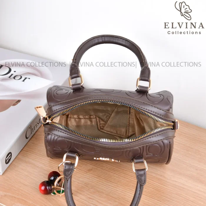 کیف دخترانه صندوقی آمیتیس طرح کوچ COACH دارای آویز گیلاس - تصویر 7