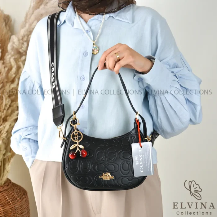 کیف قایقی دخترانه تیارا طرح کوچ COACH دارای آویز آلبالو - Image 5