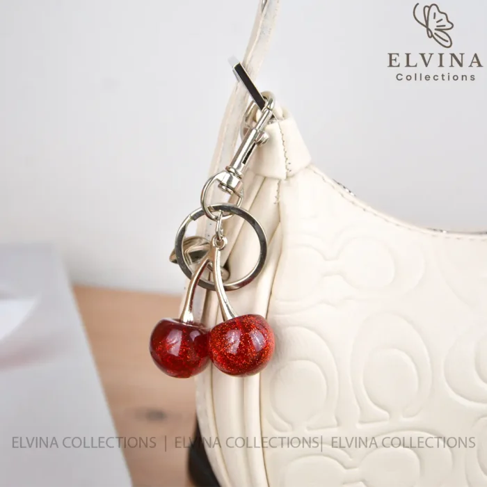 کیف قایقی دخترانه تیارا طرح کوچ COACH دارای آویز آلبالو - Image 9